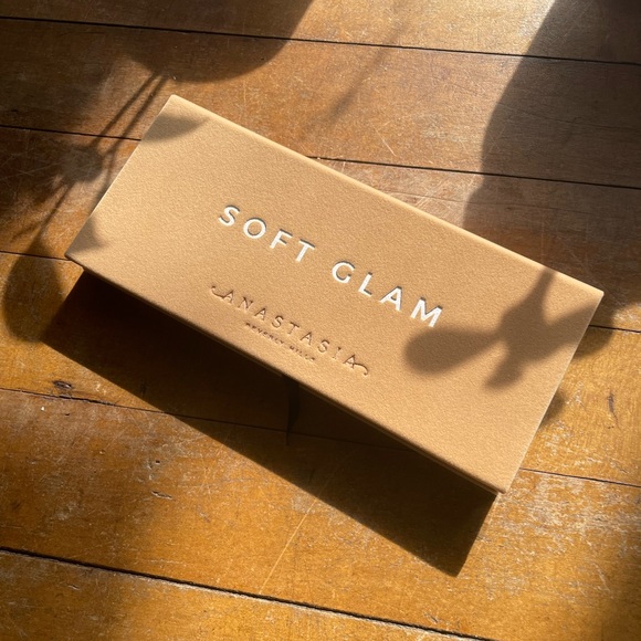 NWT Anastasia Soft Glam Palette - Picture 1 of 5